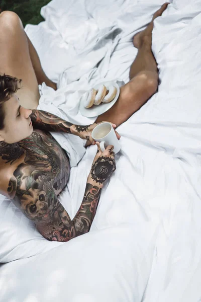 Jovem Bonito Tatuado Homem Tomando Café Manhã Cama Livre Livre — Fotografia de Stock