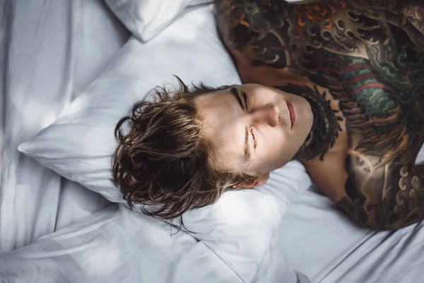 Knappe Jongeman Tatoeages Ontspannen Bed — Stockfoto