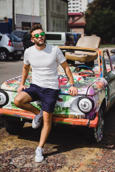 Genç Adam Eski Bir Arabanın Arka Planında Poz Veriyor — Stok fotoğraf