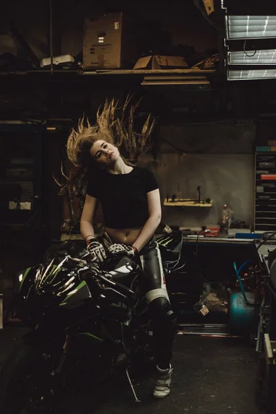 Garajda Motosiklet Tamir Eden Uzun Saçlı Güzel Bir Kız — Stok fotoğraf