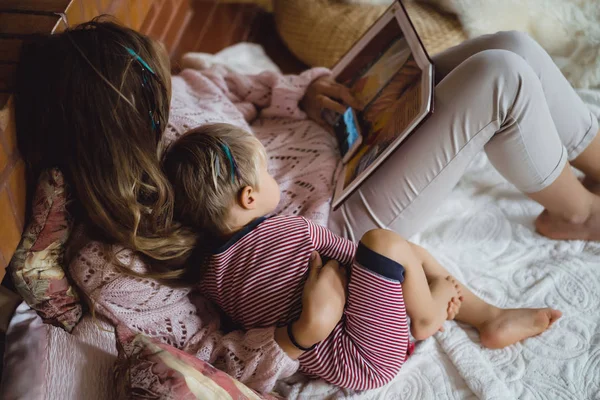 Una Mujer Joven Con Hijo Mamá Hijo Están Bromeando Divirtiéndose — Foto de Stock