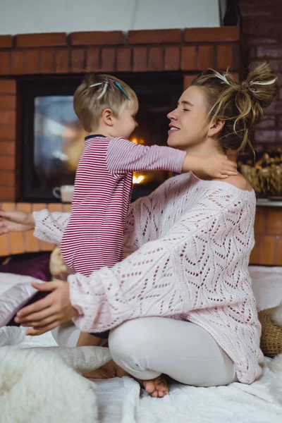 子どもを持つ若い女性 ママと息子は浮気 暖炉のそばの楽しい時を過す — ストック写真