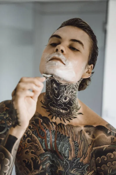 Young Handsome Tattooed Man Morning Shaves Front Mirror Razor His — Stock Photo, Image