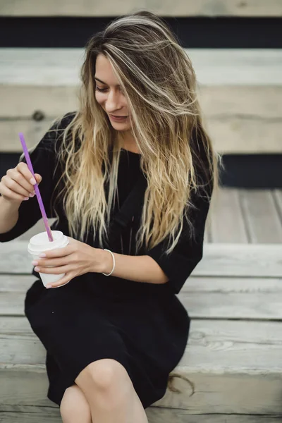 Giovane Donna Con Capelli Lunghi All Esterno Ragazza Beve Caffè — Foto Stock