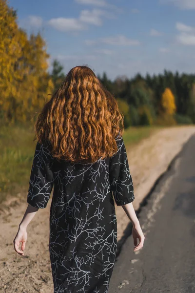 Jeune Femme Aux Longs Cheveux Roux Dans Une Robe Lin — Photo