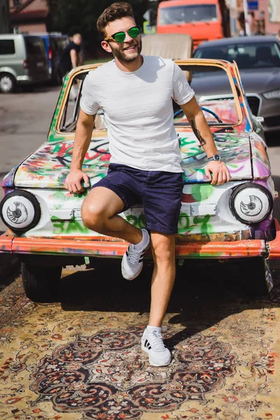 Genç Adam Eski Bir Arabanın Arka Planında Poz Veriyor — Stok fotoğraf