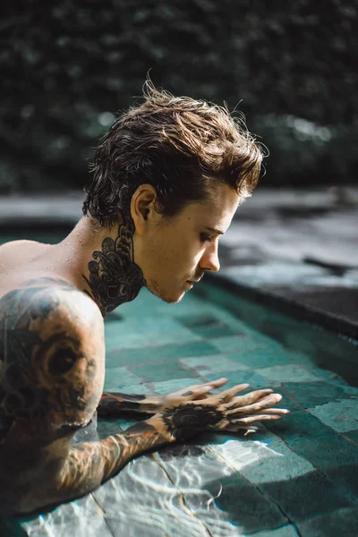 Jovem Homem Bonito Tatuagens Descansando Piscina Exterior Homem Tatuado Piscina — Fotografia de Stock