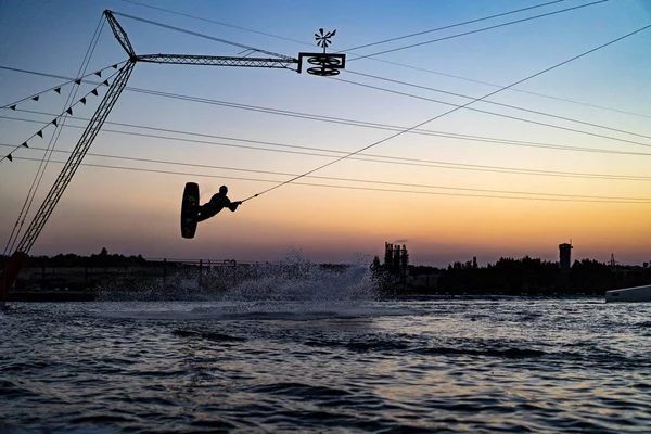 Wakeboard Wakeboarden Springen Bij Zonsondergang — Stockfoto