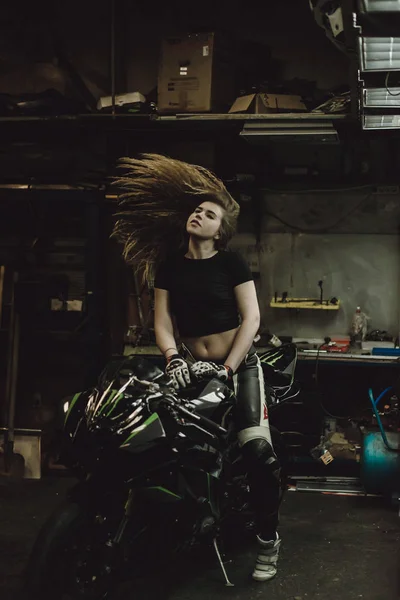 Красивая Девушка Длинными Волосами Гараже Чинит Мотоцикл — стоковое фото