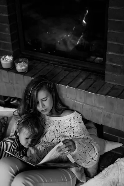 Una Giovane Madre Figlio Stanno Leggendo Libro Fiabe Vicino Camino — Foto Stock