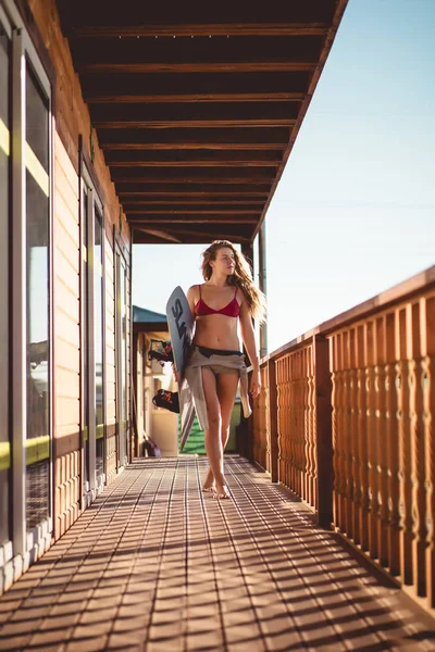 Vacker Flicka Med Långt Hår Med Wakeboard — Stockfoto