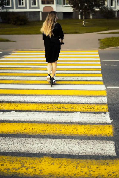 Jonge Vrouw Met Lang Haar Elektrische Scooter Het Meisje Elektrische — Stockfoto