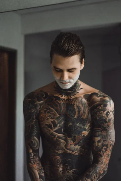 Young Handsome Tattooed Man Morning Shaves Front Mirror Razor His — Stock Photo, Image