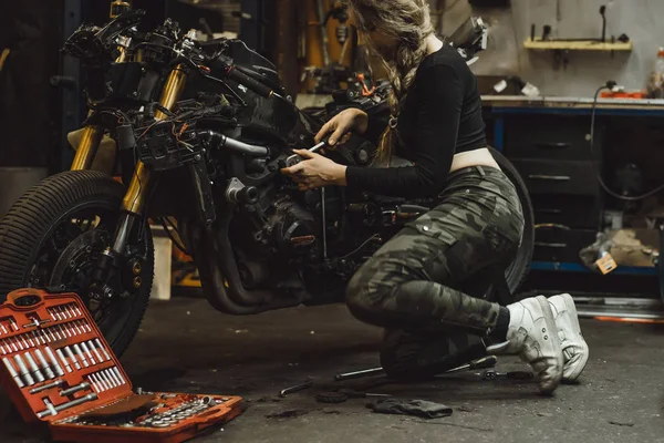 Belle Fille Aux Cheveux Longs Dans Garage Réparer Une Moto — Photo
