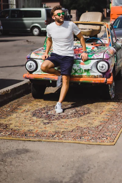 Joven Posando Sobre Telón Fondo Coche Época — Foto de Stock