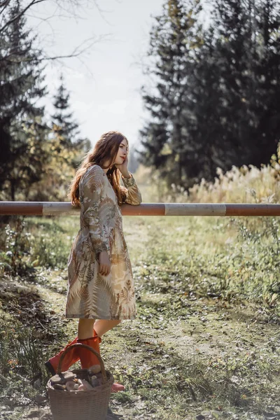 Junge Frau Mit Langen Roten Haaren Leinenkleid Die Wald Bastkorb — Stockfoto