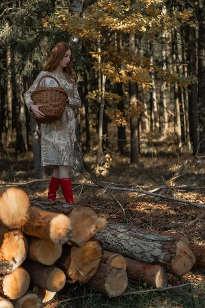 Молодая Женщина Длинными Рыжими Волосами Льняном Платье Собирает Грибы Лесу — стоковое фото