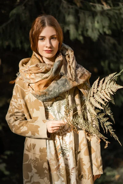 Junge Frau Mit Langen Roten Haaren Leinenkleid Die Wald Bastkorb — Stockfoto