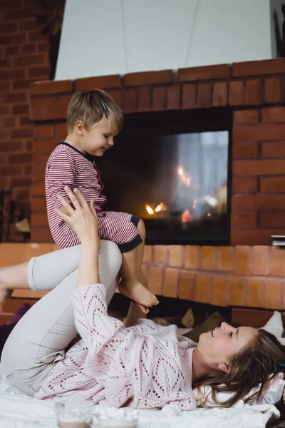 Mladá Žena Dítětem Máma Syn Jsou Blbnout Baví Krbu — Stock fotografie