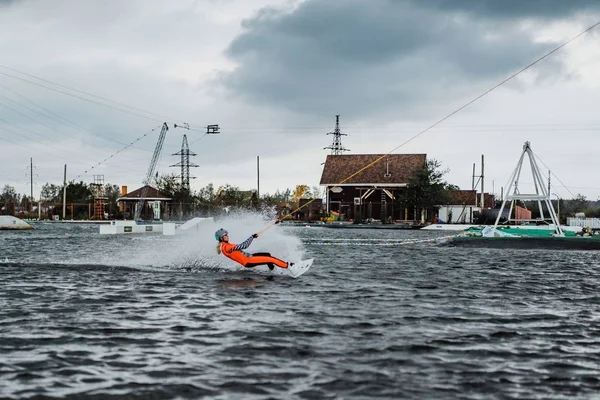 Schönes Mädchen Mit Langen Haaren Mit Wakeboard — Stockfoto