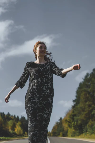 Jonge Vrouw Met Lang Rood Haar Een Linnen Jurk Een — Stockfoto