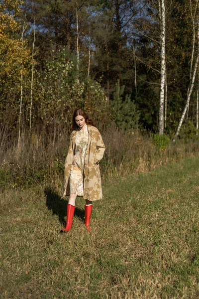 Молодая Женщина Длинными Рыжими Волосами Льняном Платье Собирает Грибы Лесу — стоковое фото