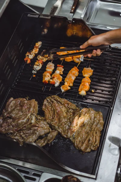 Een Man Tatoeages Maakt Barbecue Grill Vlees Buitenshuis — Stockfoto
