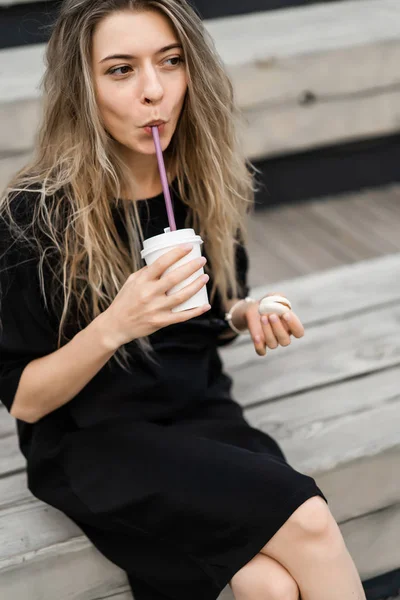 Young Woman Long Hair Girl Drinks Coffee Cardboard Cup — Stock Photo, Image