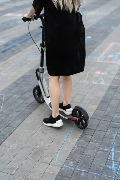 Jonge Vrouw Met Lang Haar Elektrische Scooter Het Meisje Elektrische — Stockfoto