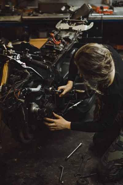 Beautiful Girl Long Hair Garage Repairing Motorcycle — Stock Photo, Image