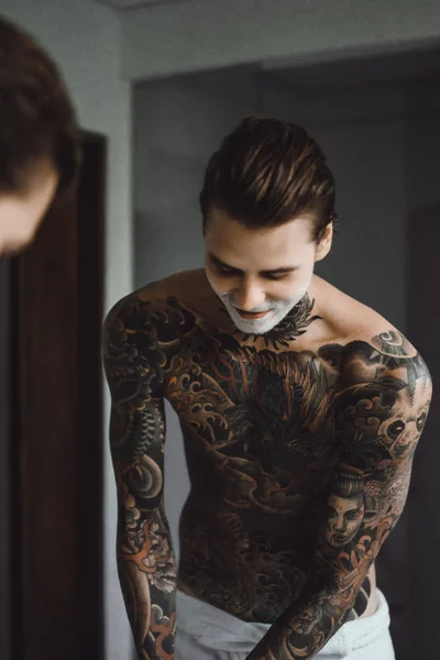 Jovem Bonitão Tatuado Manhã Faz Barba Frente Espelho Uma Navalha — Fotografia de Stock