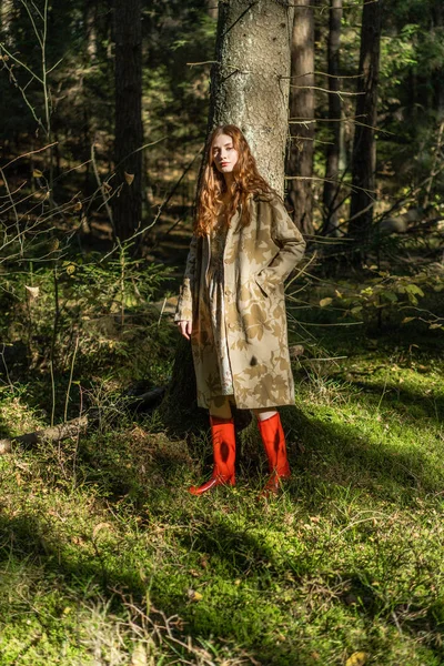 Junge Frau Mit Langen Roten Haaren Leinenkleid Die Wald Bastkorb — Stockfoto