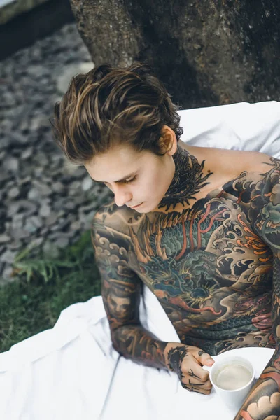 Mladý Pohledný Tetovaný Muž Snídaní Posteli Pod Širým Nebem Zahradě — Stock fotografie
