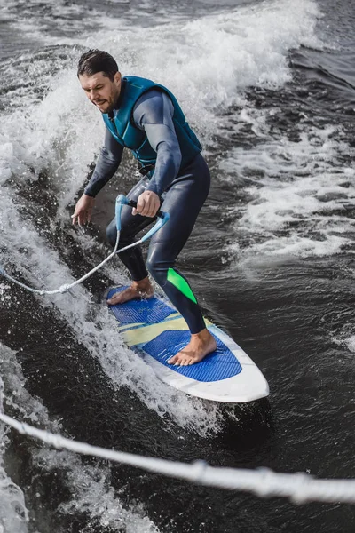 Hombre Wakesurfing Ola Desde Barco —  Fotos de Stock