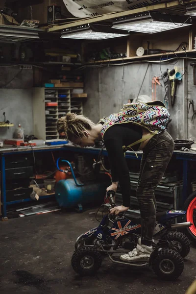 Mooi Meisje Met Lang Haar Garage Repareren Van Een Motorfiets — Stockfoto