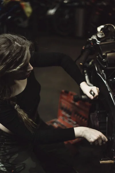 Hermosa Chica Con Pelo Largo Garaje Reparación Una Motocicleta —  Fotos de Stock