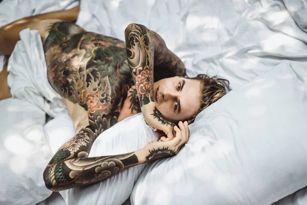 Jovem Bonito Tatuagens Relaxante Cama — Fotografia de Stock