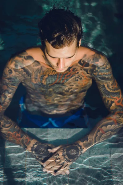 Giovane Bell Uomo Tatuato Che Riposa Nella Piscina All Aperto — Foto Stock