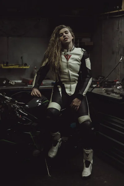 Belle Fille Aux Cheveux Longs Dans Garage Réparer Une Moto — Photo