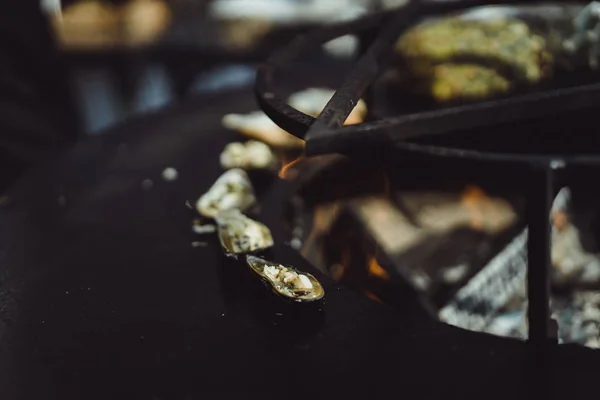 Cocinar Una Fogata Abierta Mejillones —  Fotos de Stock