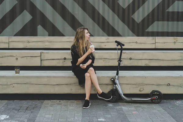Jonge Vrouw Met Lang Haar Elektrische Scooter Het Meisje Elektrische — Stockfoto