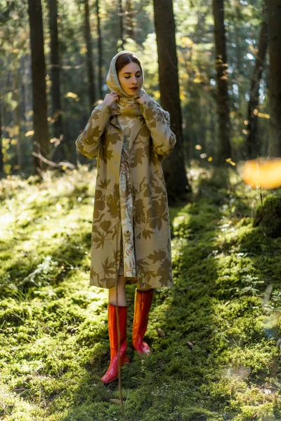 Junge Frau Mit Langen Roten Haaren Leinenkleid Die Wald Bastkorb — Stockfoto