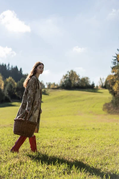 Młoda Kobieta Długimi Rudymi Włosami Lnianej Sukience Zbierająca Grzyby Lesie — Zdjęcie stockowe