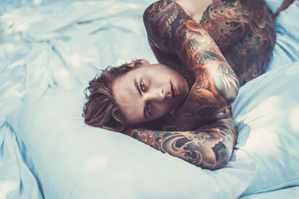 Jovem Bonito Tatuagens Relaxante Cama — Fotografia de Stock