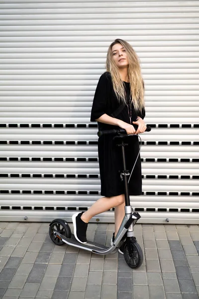 Giovane Donna Con Lunghi Capelli Scooter Elettrico Ragazza Sullo Scooter — Foto Stock