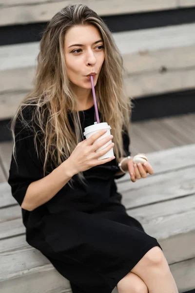外に長い髪の若い女性 少女は段ボールカップからコーヒーを飲む — ストック写真