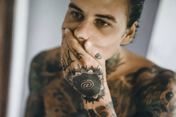 Ένας Νεαρός Άνδρας Όμορφος Τατουάζ Πρωί Ξυρίζει Μπροστά Από Έναν — Φωτογραφία Αρχείου