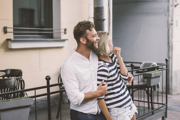 Verliebtes Paar Umarmt Sich Auf Der Straße — Stockfoto