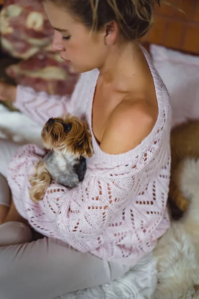 Mujer Joven Con Perro Cerca Chimenea Bebe Cacao Con Malvaviscos — Foto de Stock