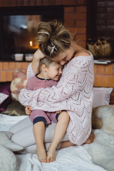 Młoda Kobieta Dzieckiem Mama Syn Oszukiwanie Wokół Zabawy Przy Kominku — Zdjęcie stockowe